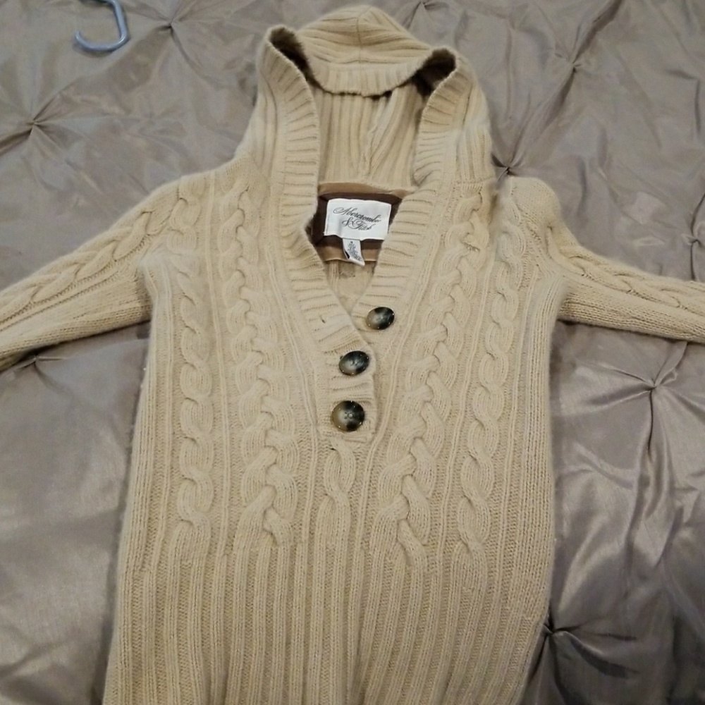Abercrombie and Fitch thick wool v-neck sweater